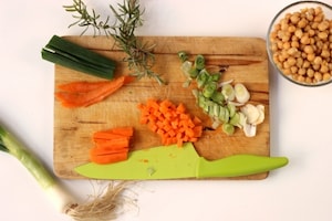 Preparazione Zuppa di ceci e cipollotti con crostini di pane all'olio - Fase 1