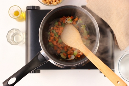 Preparazione Zuppa di ceci e cipollotti con crostini di pane all'olio - Fase 1 Preparazione Zuppa di ceci e cipollotti con crostini di pane all'olio - Fase 1