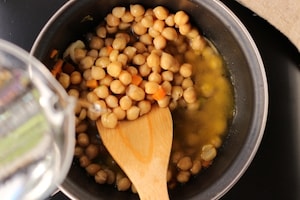 Preparazione Zuppa di ceci e cipollotti con crostini di pane all'olio - Fase 2