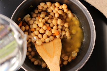 Preparazione Zuppa di ceci e cipollotti con crostini di pane all'olio - Fase 2 Preparazione Zuppa di ceci e cipollotti con crostini di pane all'olio - Fase 2