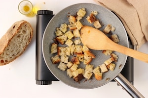 Preparazione Zuppa di ceci e cipollotti con crostini di pane all'olio - Fase 2