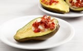 Avocado con uova e pancetta