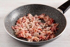 Preparazione Avocado con uova e pancetta - Fase 1