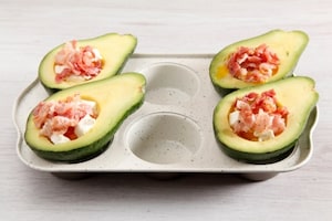 Preparazione Avocado con uova e pancetta - Fase 4