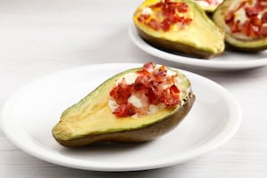 Preparazione Avocado con uova e pancetta - Fase 4