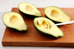 Preparazione Avocado con uova e pancetta - Fase 2