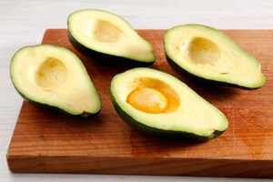 Preparazione Avocado con uova e pancetta - Fase 2