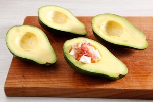 Preparazione Avocado con uova e pancetta - Fase 3
