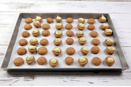 Preparazione Baci di amaretti - Fase 2 Preparazione Baci di amaretti - Fase 2