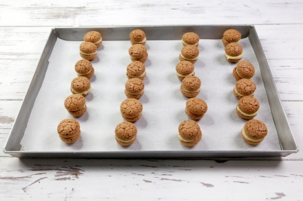Preparazione Baci di amaretti - Fase 2 Preparazione Baci di amaretti - Fase 2
