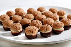 Preparazione Baci di amaretti - Fase 4