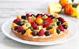 Crostata pasquale con crema pasticcera e frutta