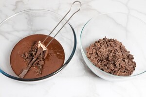 Preparazione Mendicanti con frutti rossi e amaretti - Fase 1