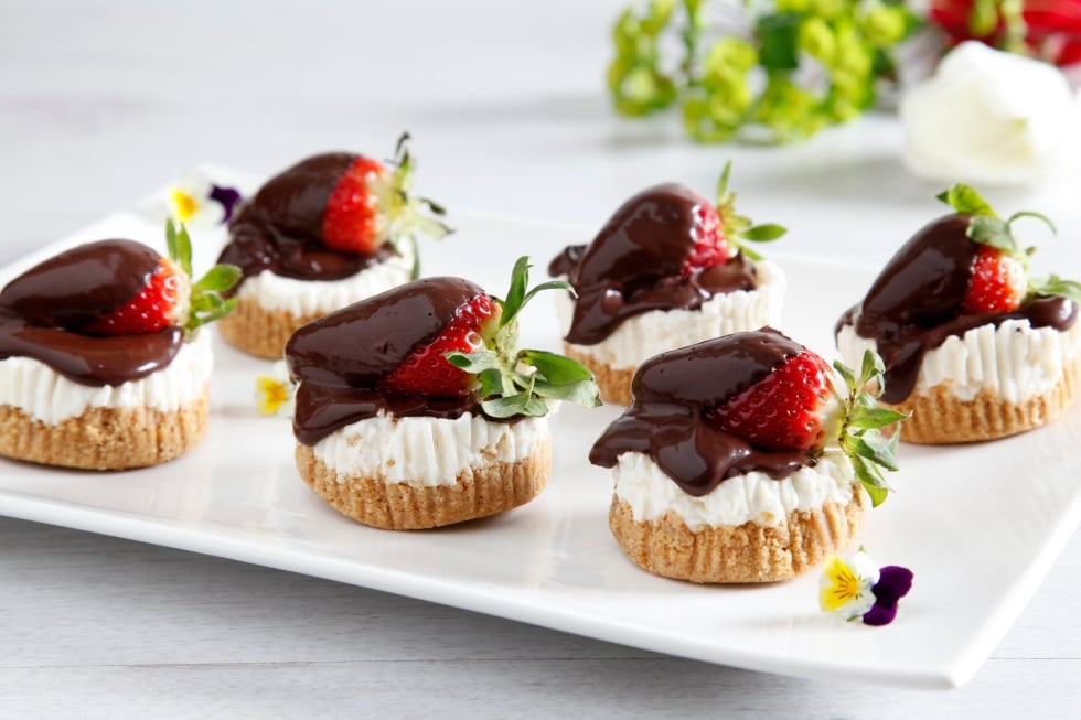 Mini cheesecake panna, cioccolato e fragole ricetta