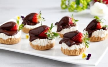 Mini cheesecake panna, cioccolato e fragole