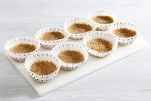 Preparazione Mini cheesecake panna, cioccolato e fragole - Fase 3