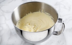 Preparazione Naked Cake colomba e amarene - Fase 5