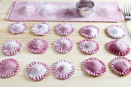 Preparazione Ravioli di barbabietola e panna - Fase 3 Preparazione Ravioli di barbabietola e panna - Fase 3