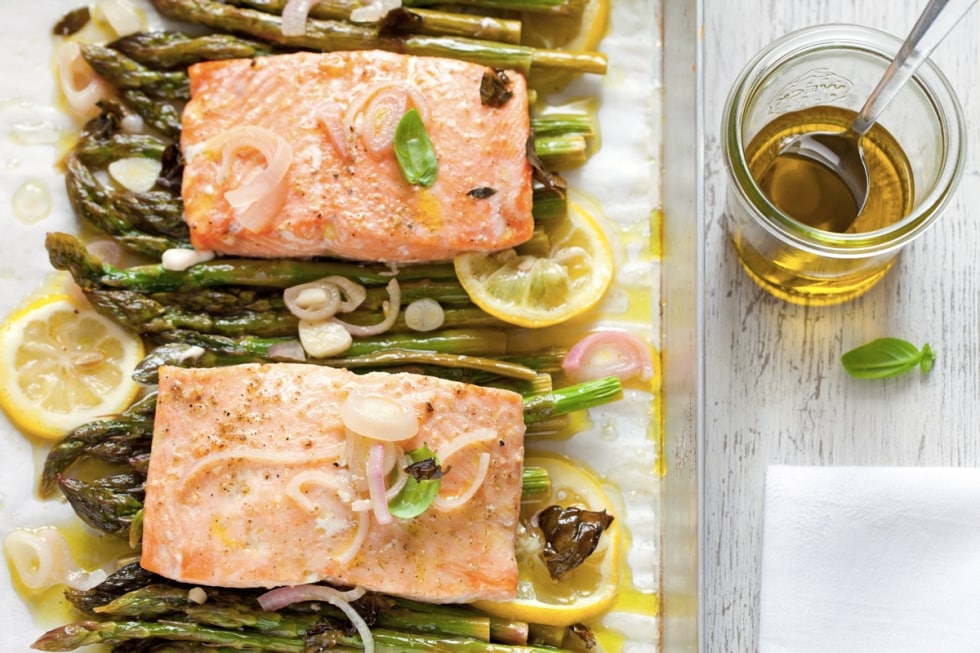 Salmone al forno con asparagi ricetta