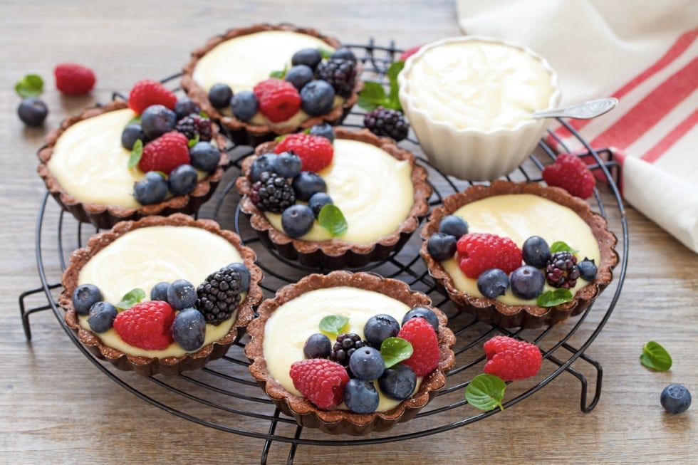 Tartellette con crema al cocco e frutti di bosco ricetta