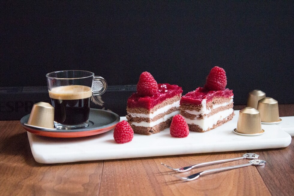 Torta alla nocciola, crema al formaggio e lamponi ricetta
