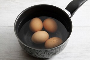 Preparazione Uova ripiene allo zafferano - Fase 1