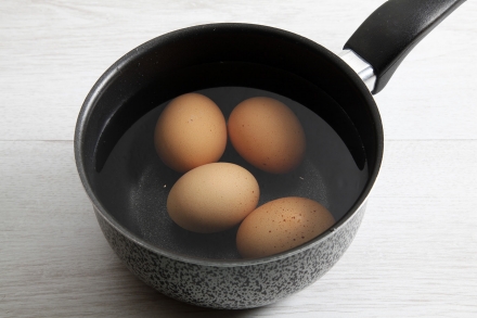 Preparazione Uova ripiene allo zafferano - Fase 1 Preparazione Uova ripiene allo zafferano - Fase 1