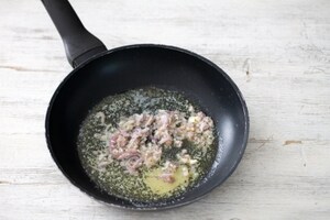 Preparazione Carbonara di piselli e pistacchi - Fase 1