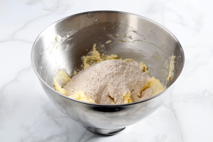 Preparazione Crostata alle amarene con mousse di ricotta - Fase 2 Preparazione Crostata alle amarene con mousse di ricotta - Fase 2