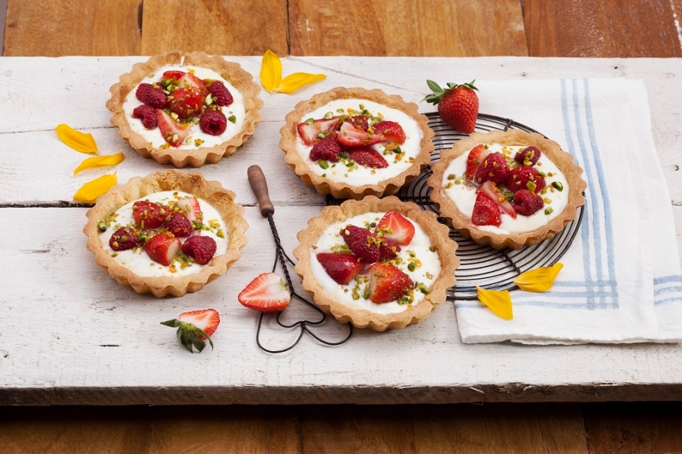 Crostatine yogurt, fragole e frutti rossi ricetta