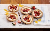 Crostatine yogurt, fragole e frutti rossi