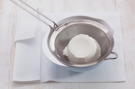 Preparazione Crostatine yogurt, fragole e frutti rossi - Fase 1 Preparazione Crostatine yogurt, fragole e frutti rossi - Fase 1