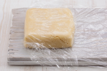 Preparazione Crostatine yogurt, fragole e frutti rossi - Fase 1 Preparazione Crostatine yogurt, fragole e frutti rossi - Fase 1