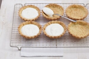 Preparazione Crostatine yogurt, fragole e frutti rossi - Fase 3