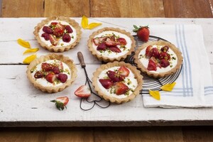 Preparazione Crostatine yogurt, fragole e frutti rossi - Fase 3
