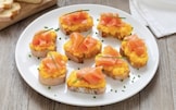 Crostini con uova strapazzate allo zafferano e salmone affumicato