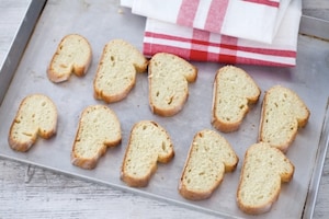Preparazione Crostini con uova strapazzate allo zafferano e salmone affumicato - Fase 1