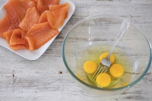 Preparazione Crostini con uova strapazzate allo zafferano e salmone affumicato - Fase 1