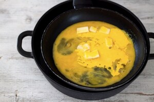 Preparazione Crostini con uova strapazzate allo zafferano e salmone affumicato - Fase 3