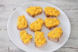 Preparazione Crostini con uova strapazzate allo zafferano e salmone affumicato - Fase 3