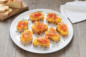 Preparazione Crostini con uova strapazzate allo zafferano e salmone affumicato - Fase 4