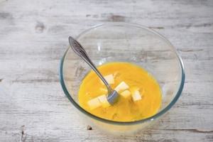 Preparazione Crostini con uova strapazzate allo zafferano e salmone affumicato - Fase 2
