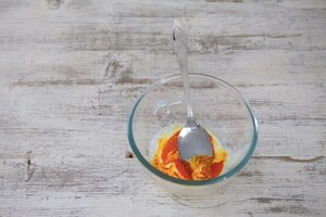 Preparazione Crostini con uova strapazzate allo zafferano e salmone affumicato - Fase 2