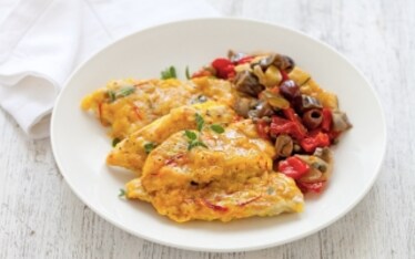 Filetti di triglie in salsa allo zafferano con caponata di verdure