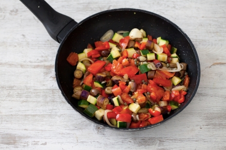 Preparazione Filetti di triglie in salsa allo zafferano con caponata di verdure - Fase 1 Preparazione Filetti di triglie in salsa allo zafferano con caponata di verdure - Fase 1