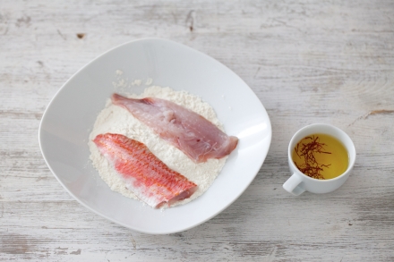 Preparazione Filetti di triglie in salsa allo zafferano con caponata di verdure - Fase 3 Preparazione Filetti di triglie in salsa allo zafferano con caponata di verdure - Fase 3