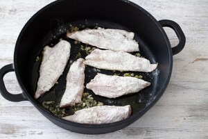 Preparazione Filetti di triglie in salsa allo zafferano con caponata di verdure - Fase 3