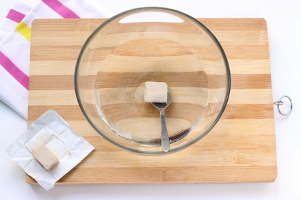 Preparazione Focaccia all'origano - Fase 1 Preparazione Focaccia all'origano - Fase 1