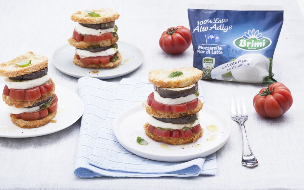 Millefoglie di pane alla mozzarella con pomodori e melanzane ricetta
