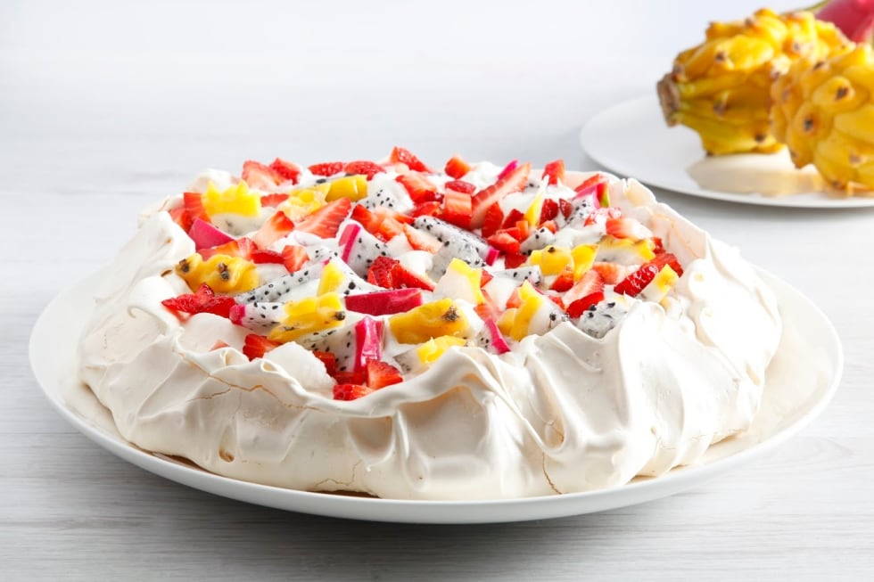 Pavlova panna fragole e pitaya ricetta